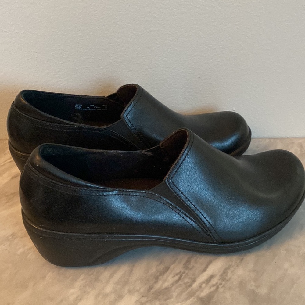 Clarks slip resistant clogs - Picture 4 of 7